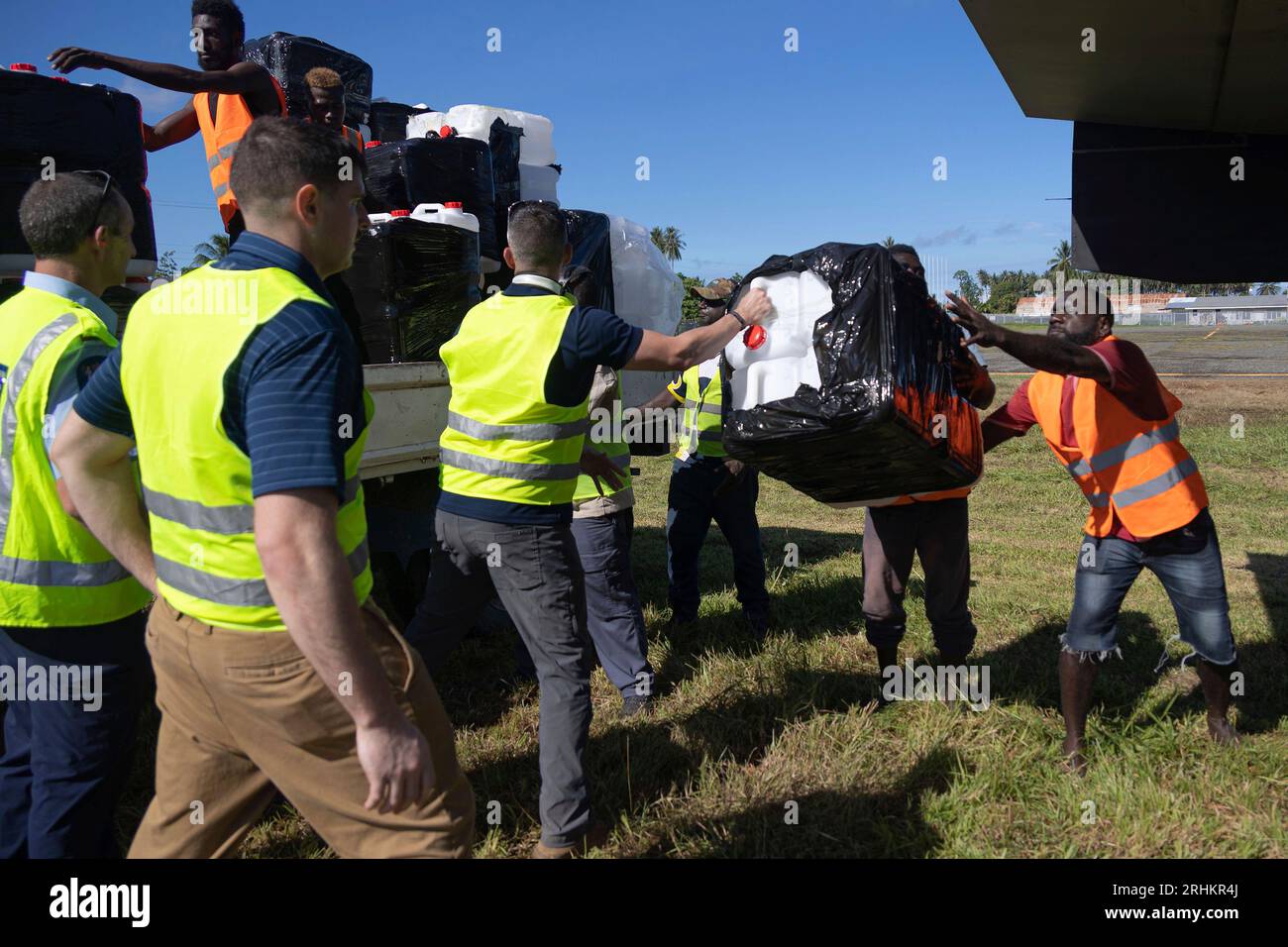 Île de Bougainville, Papouasie-Nouvelle-Guinée. 12 août 2023. Les villageois et les travailleurs de l'agence de secours déchargent un hélicoptère américain Marine CH-53E Super Stallion après les éruptions du volcan Bagana, le 13 août 2023 sur l'île de Bougainville, Papouasie-Nouvelle-Guinée. Crédit : Lcpl. Bridgette Rodriguez/États-Unis Marines/Alamy Live News Banque D'Images