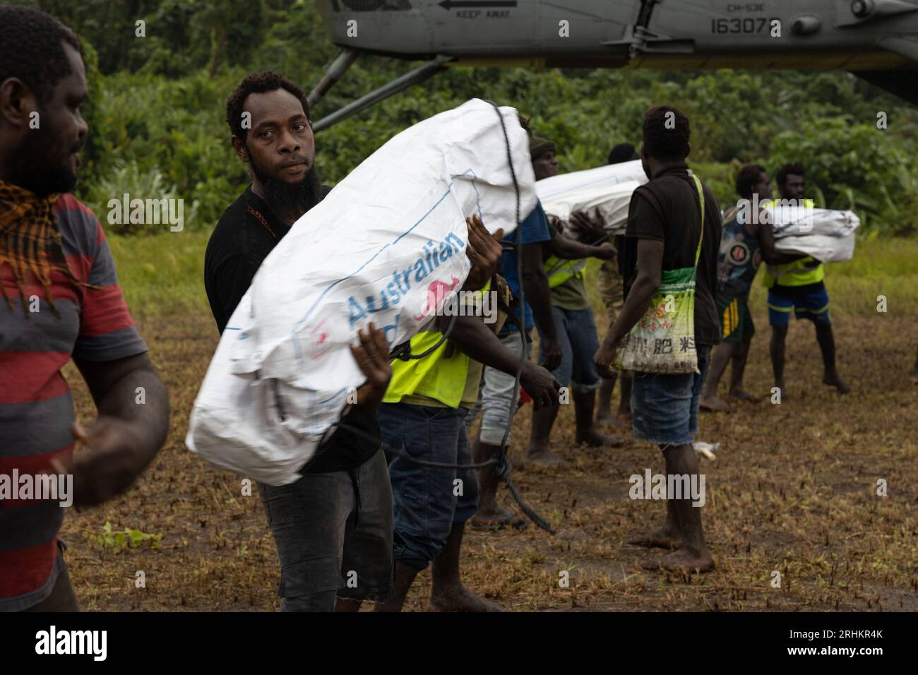 Île de Bougainville, Papouasie-Nouvelle-Guinée. 13 août 2023. Les villageois et les travailleurs de l'Agence de secours déchargent l'aide humanitaire d'un hélicoptère CH-53E Super Stallion de la Marine américaine après les éruptions du volcan Bagana, le 13 août 2023, sur l'île de Bougainville, Papouasie-Nouvelle-Guinée. Crédit : Lcpl. Bridgette Rodriguez/États-Unis Marines/Alamy Live News Banque D'Images