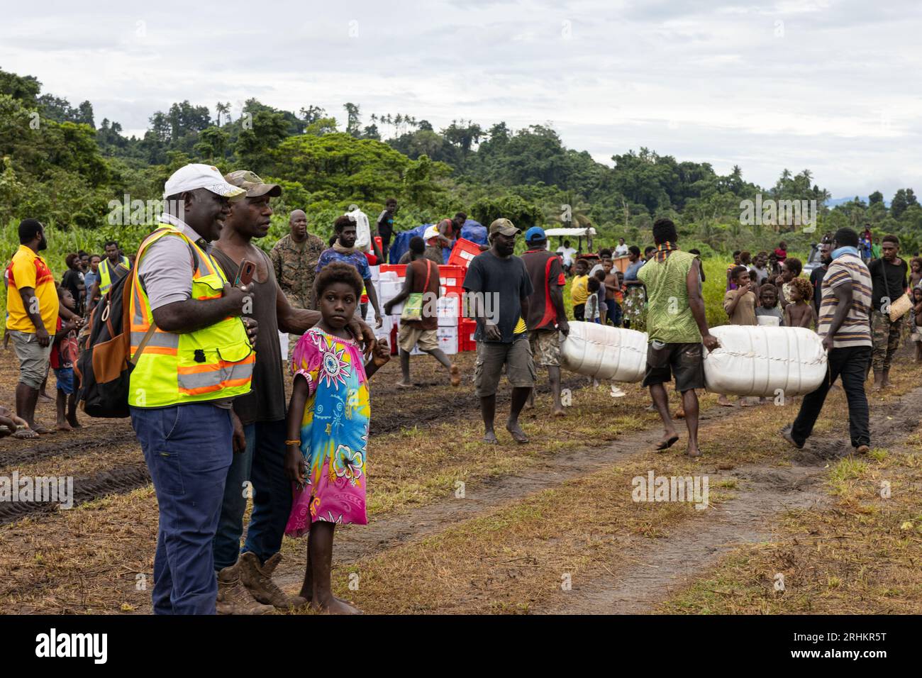 Île de Bougainville, Papouasie-Nouvelle-Guinée. 13 août 2023. Les villageois et les travailleurs de l'Agence de secours déchargent l'aide humanitaire d'un hélicoptère CH-53E Super Stallion de la Marine américaine après les éruptions du volcan Bagana, le 13 août 2023, sur l'île de Bougainville, Papouasie-Nouvelle-Guinée. Crédit : Lcpl. Bridgette Rodriguez/États-Unis Marines/Alamy Live News Banque D'Images