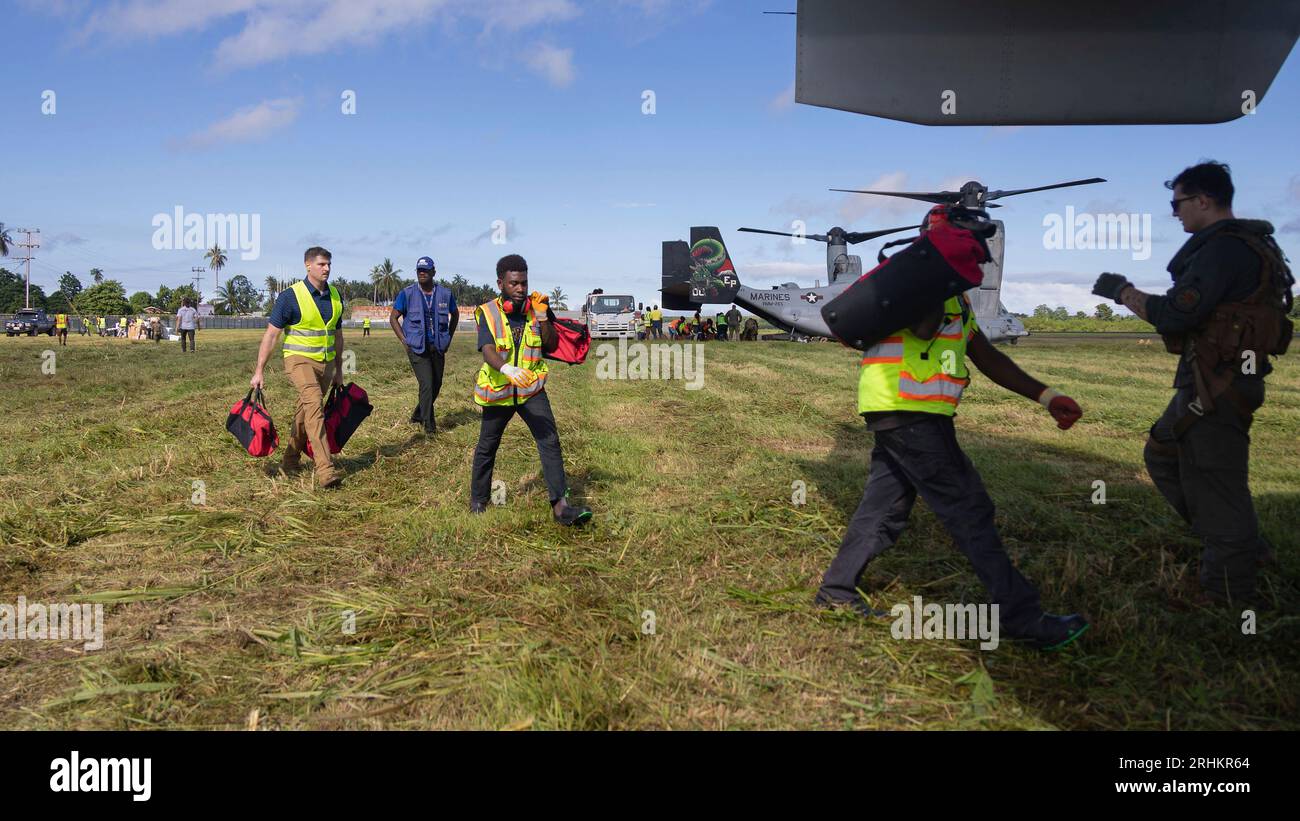 Buka, Papouasie-Nouvelle-Guinée. 12 août 2023. Les travailleurs de l’intervention en cas de catastrophe de Bougainville transportent des fournitures d’urgence vers un avion américain MV-22B Osprey en attente pour distribution dans les zones reculées à la suite des éruptions du volcan Bagana, le 12 août 2023 à Buka, île de Bougainville, Papouasie-Nouvelle-Guinée. Crédit : Caporal Abigail Godinez/U.S. Marines/Alamy Live News Banque D'Images