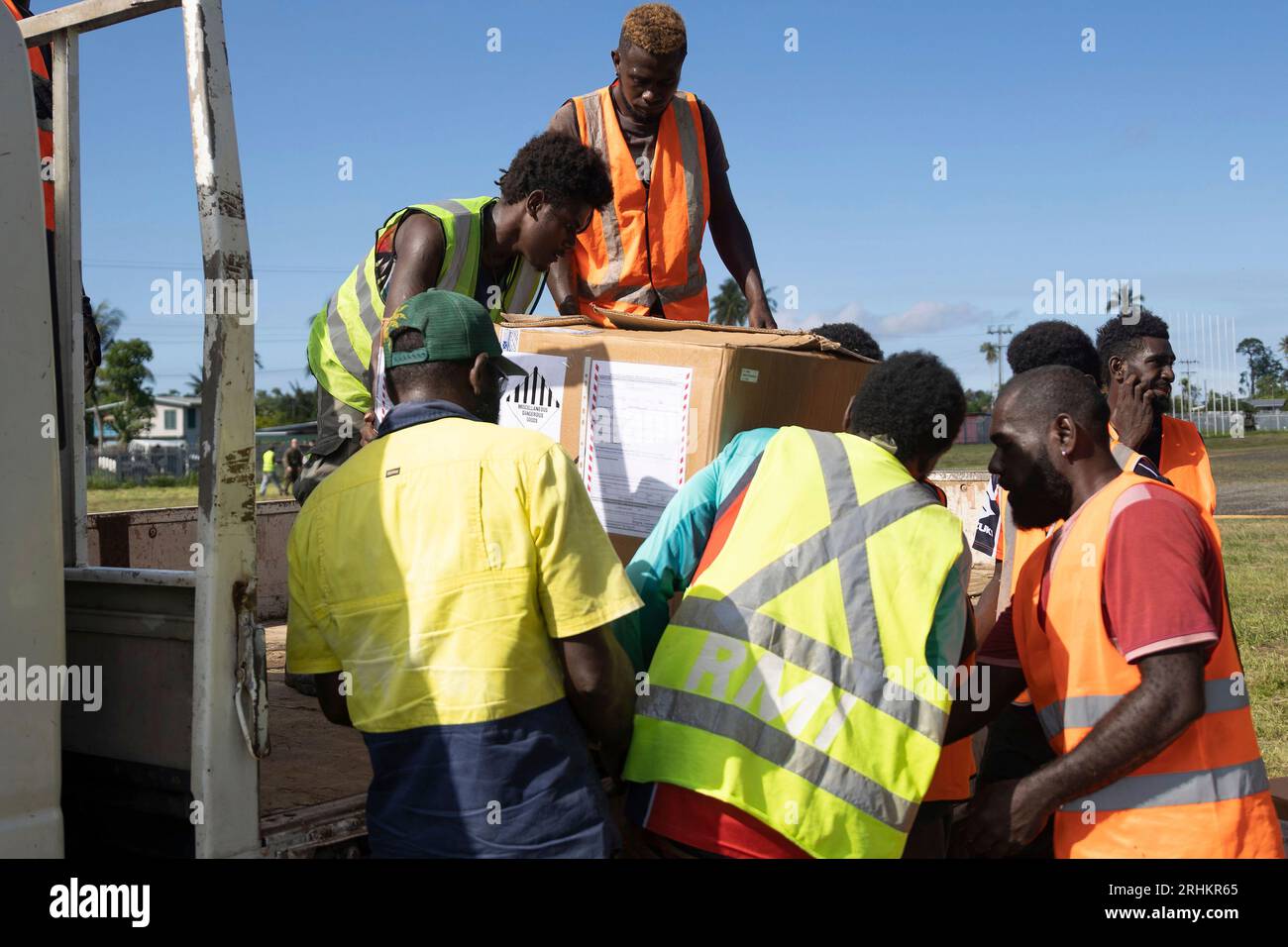 Buka, Papouasie-Nouvelle-Guinée. 12 août 2023. Les travailleurs de l’intervention en cas de catastrophe de Bougainville transportent des fournitures d’urgence vers un avion américain MV-22B Osprey en attente pour distribution dans les zones reculées à la suite des éruptions du volcan Bagana, le 12 août 2023 à Buka, île de Bougainville, Papouasie-Nouvelle-Guinée. Crédit : Caporal Abigail Godinez/U.S. Marines/Alamy Live News Banque D'Images