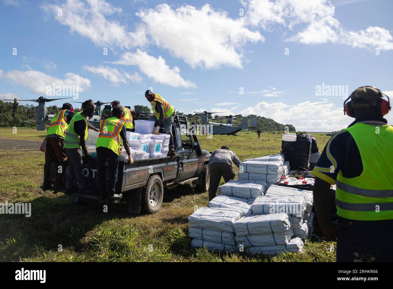 Buka, Papouasie-Nouvelle-Guinée. 12 août 2023. Les travailleurs de l’intervention en cas de catastrophe de Bougainville préparent des fournitures d’urgence à charger sur l’avion US Marine MV-22B Osprey pour les distribuer dans les zones reculées à la suite des éruptions du volcan Bagana, le 12 août 2023 à Buka, île de Bougainville, Papouasie-Nouvelle-Guinée. Crédit : Caporal Abigail Godinez/U.S. Marines/Alamy Live News Banque D'Images