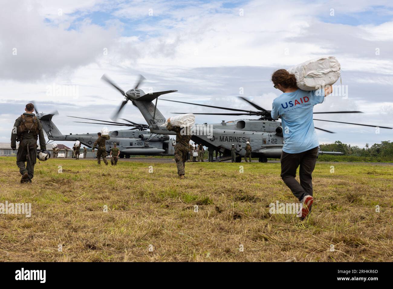 Île de Bougainville, Papouasie-Nouvelle-Guinée. 13 août 2023. Les villageois et les travailleurs de l'agence de secours chargent l'aide humanitaire sur les hélicoptères US Marine CH-53E Super Stallion pour la distribuer dans les régions éloignées après les éruptions du volcan Bagana, le 13 août 2023, sur l'île de Bougainville, Papouasie-Nouvelle-Guinée. Crédit : Lcpl. Bridgette Rodriguez/États-Unis Marines/Alamy Live News Banque D'Images