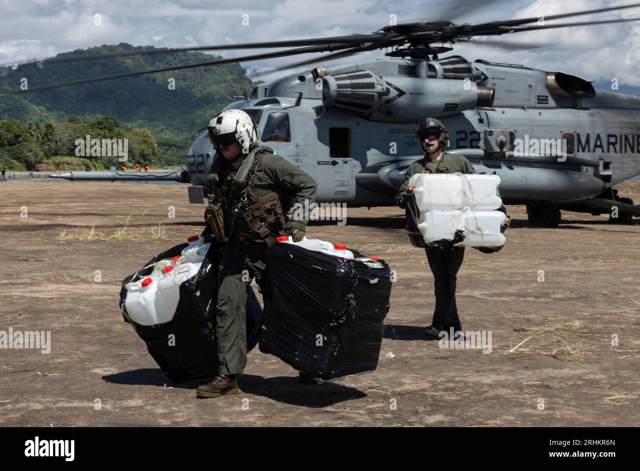 Île de Bougainville, Papouasie-Nouvelle-Guinée. 12 août 2023. Conteneurs d'eau des Marines américains provenant d'un hélicoptère CH-53E Super Stallion après les éruptions du volcan Bagana, le 12 août 2023 sur l'île de Bougainville, Papouasie-Nouvelle-Guinée. Crédit : Caporal Abigail Godinez/U.S. Marines/Alamy Live News Banque D'Images