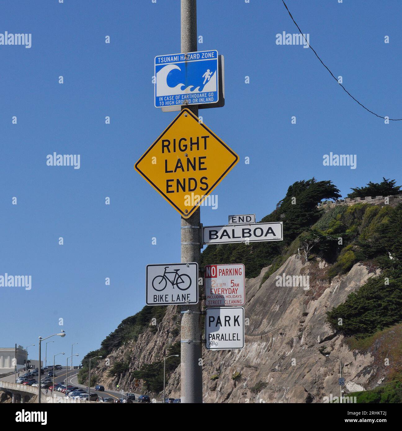 Tsunami Hazard zone, extrémités de la voie de droite, Balboa, piste cyclable, panneaux de stationnement sur Great Highway à San Francisco, Californie Banque D'Images