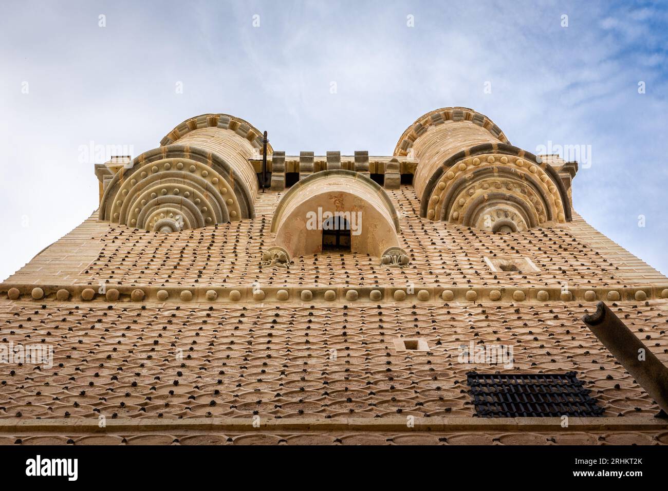 Tour de Jean II de Castille dans l'Alcazar de Ségovie, façade d'architecture gothique espagnole avec ornements islamiques, vue à angle bas. Banque D'Images