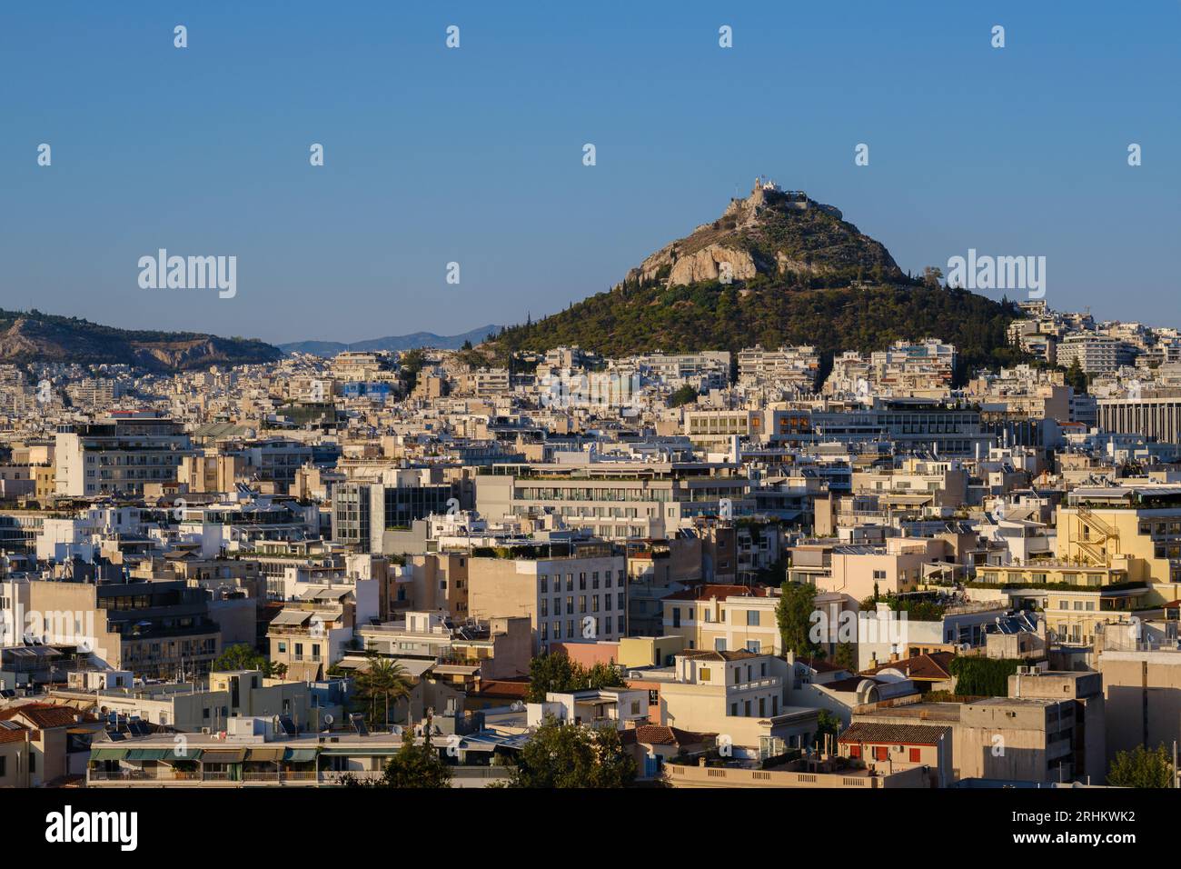 Athènes, GR - 29 juillet 2023 : paysage urbain d'Athènes avec la colline Lycabette Banque D'Images