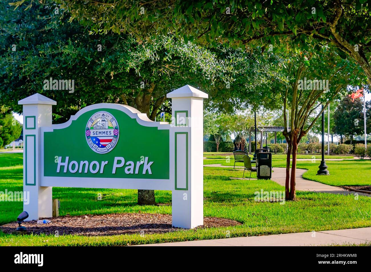 Honor Park est photographié, le 16 août 2023, à Semmes, Alabama. Le parc de 2,3 hectares comprend des sentiers pédestres, des roseraies, un amphithéâtre et un pavillon. Banque D'Images