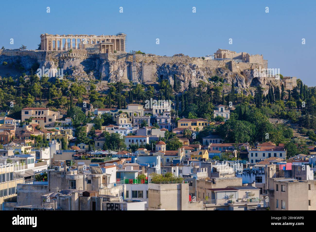 Athènes, GR - 29 juillet 2023 : l'Acropole avec le temple du Parthénon au sommet de la colline Banque D'Images