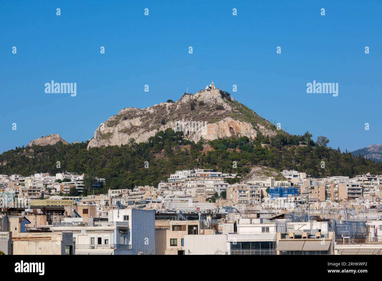 Athènes, GR - 29 juillet 2023 : paysage urbain d'Athènes avec la colline Lycabette Banque D'Images