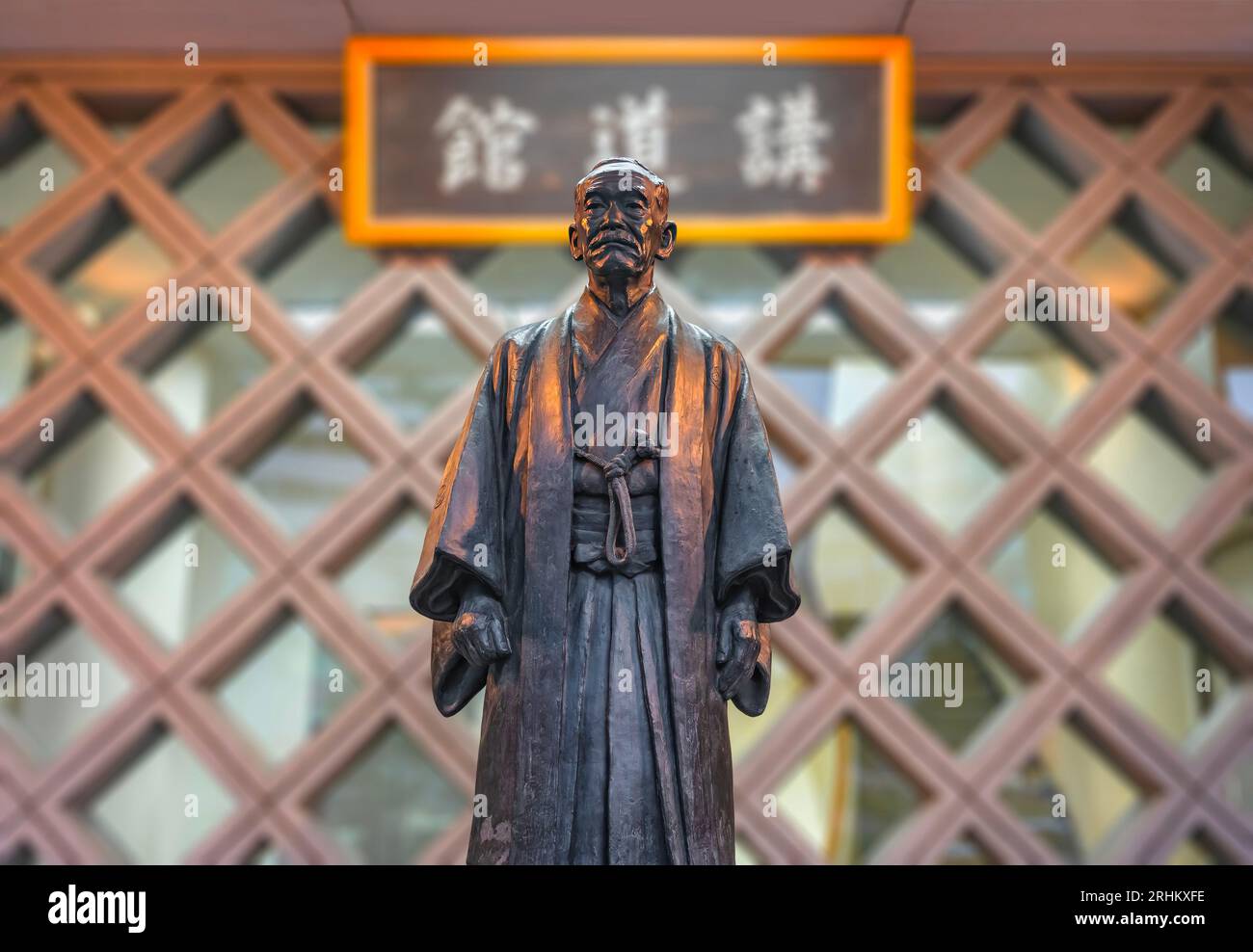 tokyo, japon - septembre 17 2022 : statue du fondateur de la discipline sportive du Judo Kano Jigoro portant un kimono traditionnel devant le Kodokan Ju Banque D'Images