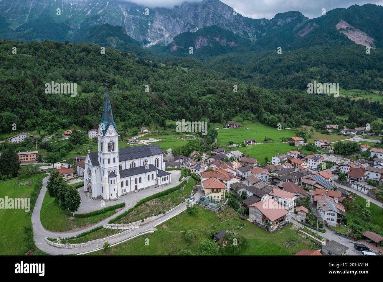 Village de Drežnica, Slovénie. Vue aérienne du drone. Paysage vert rural pittoresque Banque D'Images