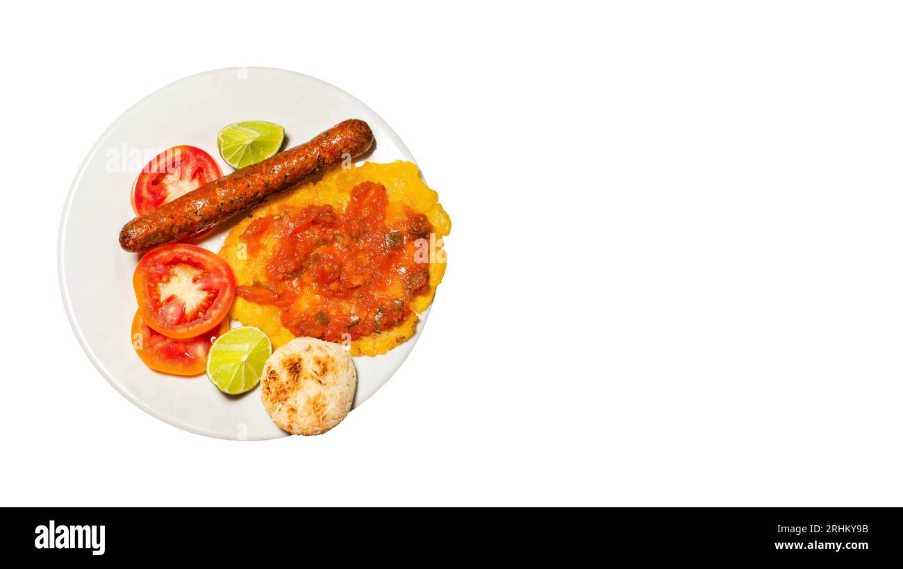 Saucisse, patacon et tomates tranchées, petit déjeuner colombien traditionnel Banque D'Images