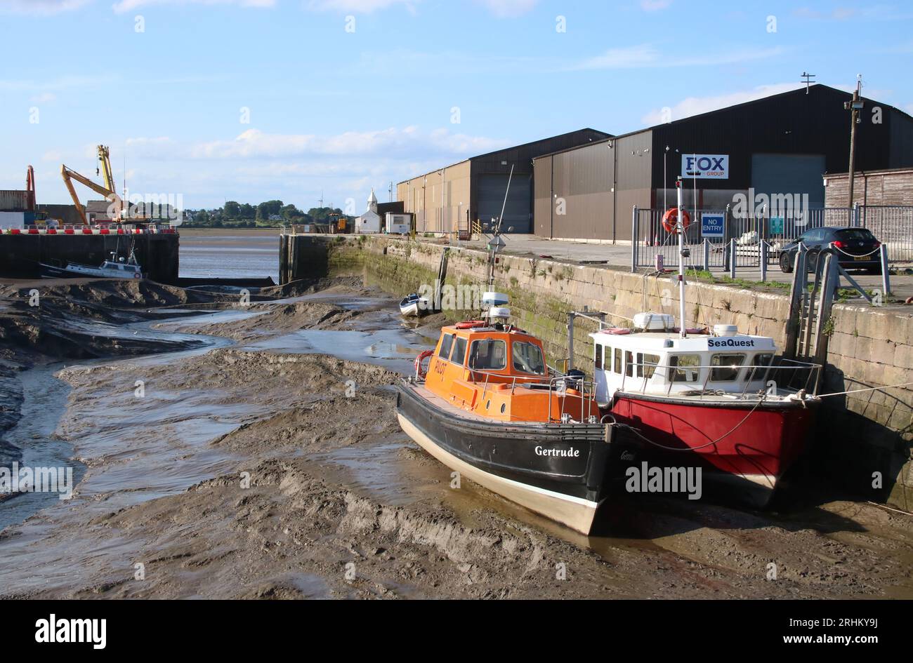 Glasson Dock, Glasson, Lancashire avec porte ouverte en attente de réparation, pas d'eau dans le quai et bateaux sur la boue et le limon., 17 août 2023. Banque D'Images
