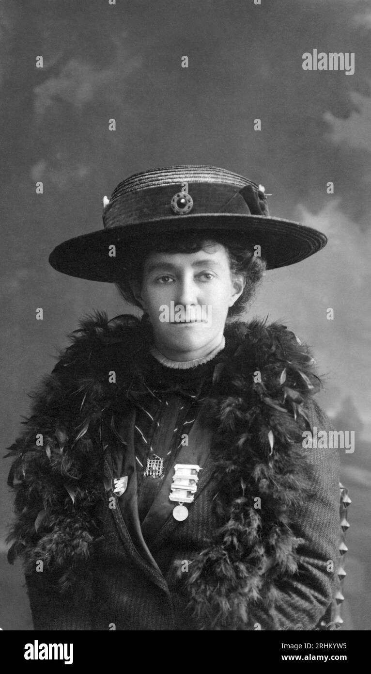 Emily Davison est devenue connue dans la WSPU pour son action militante audacieuse. Emily Davison portant sa broche Holloway et sa médaille de grève de la faim, vers 1910-1912 Banque D'Images