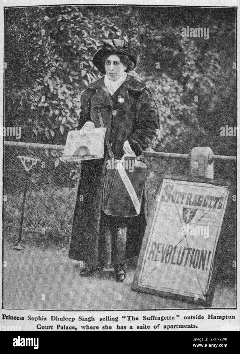 La princesse Sophia Duleep Singh vend le journal "la suffragette" devant le palais de Hampton court Banque D'Images