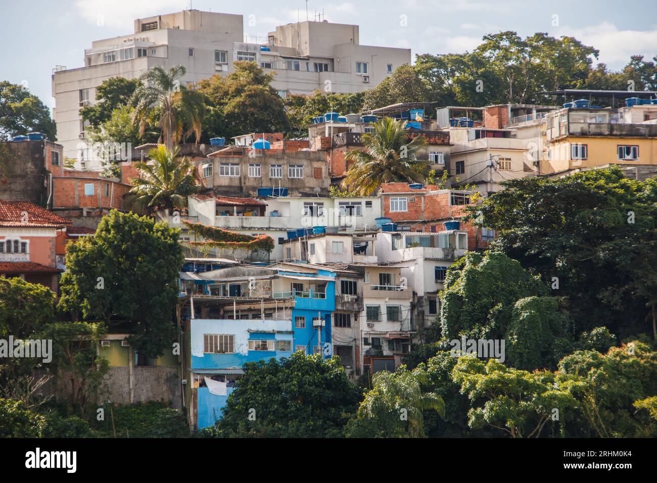 Favela de colline bleue à Rio de Janeiro Brésil. Banque D'Images