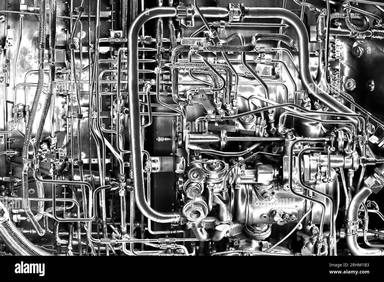 Gros moteur d'avion de la Seconde Guerre mondiale hangé dans le musée impérial de la guerre à l'aérodrome de Duxford en noir et blanc infra rouge Banque D'Images