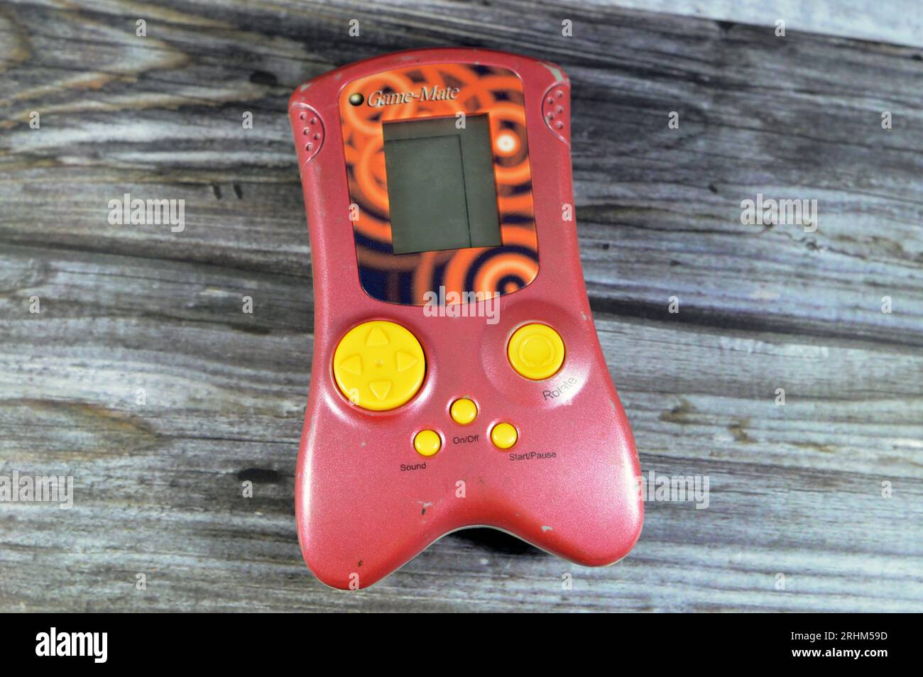 Giza, Égypte, août 12 2023 : Old electronic Game-Mate, vintage rétro méga jeux de divertissement, contrôleur de jeu portable avec LCD intégré, années 1990 Banque D'Images