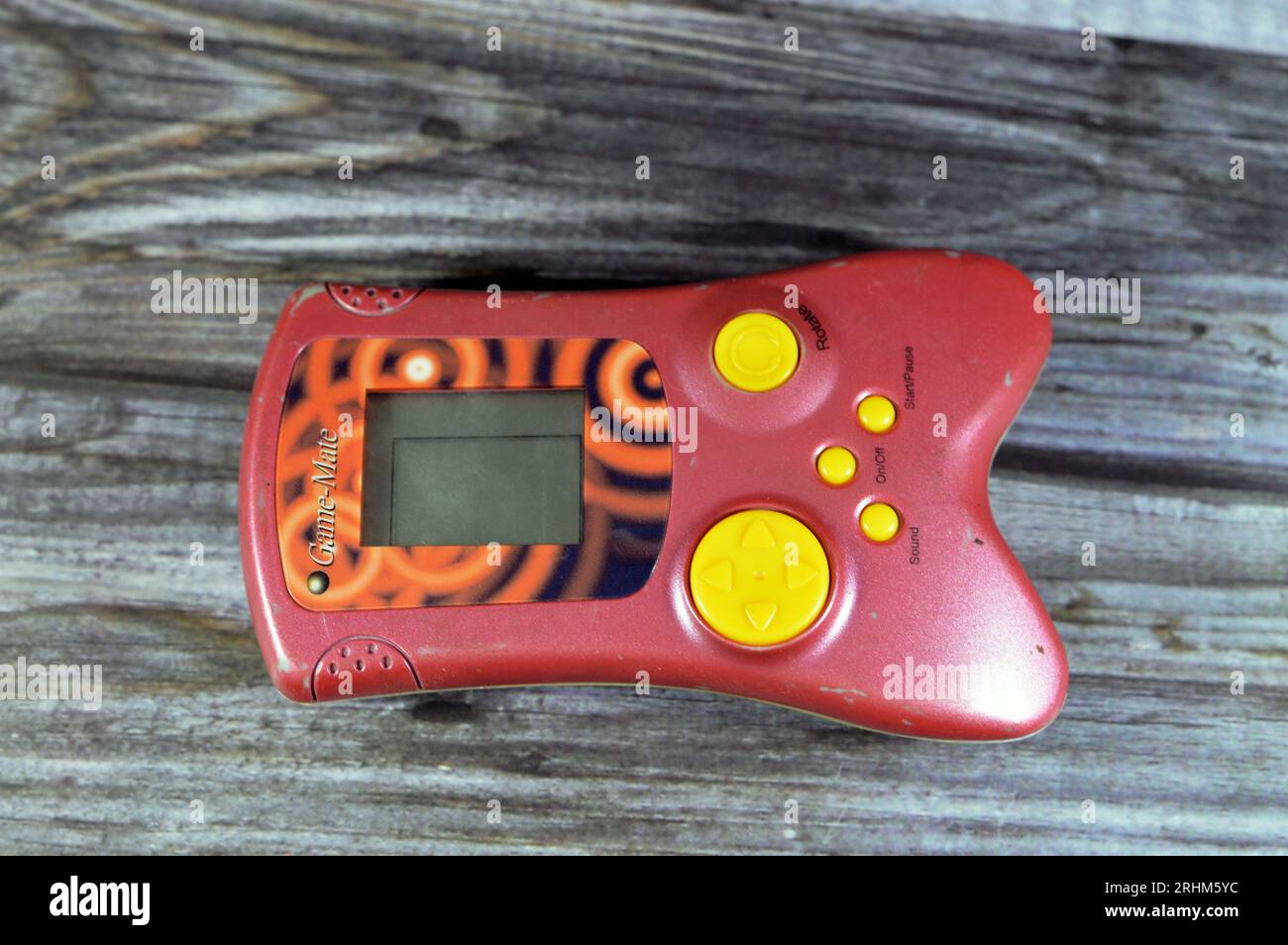 Giza, Égypte, août 12 2023 : Old electronic Game-Mate, vintage rétro méga jeux de divertissement, contrôleur de jeu portable avec LCD intégré, années 1990 Banque D'Images