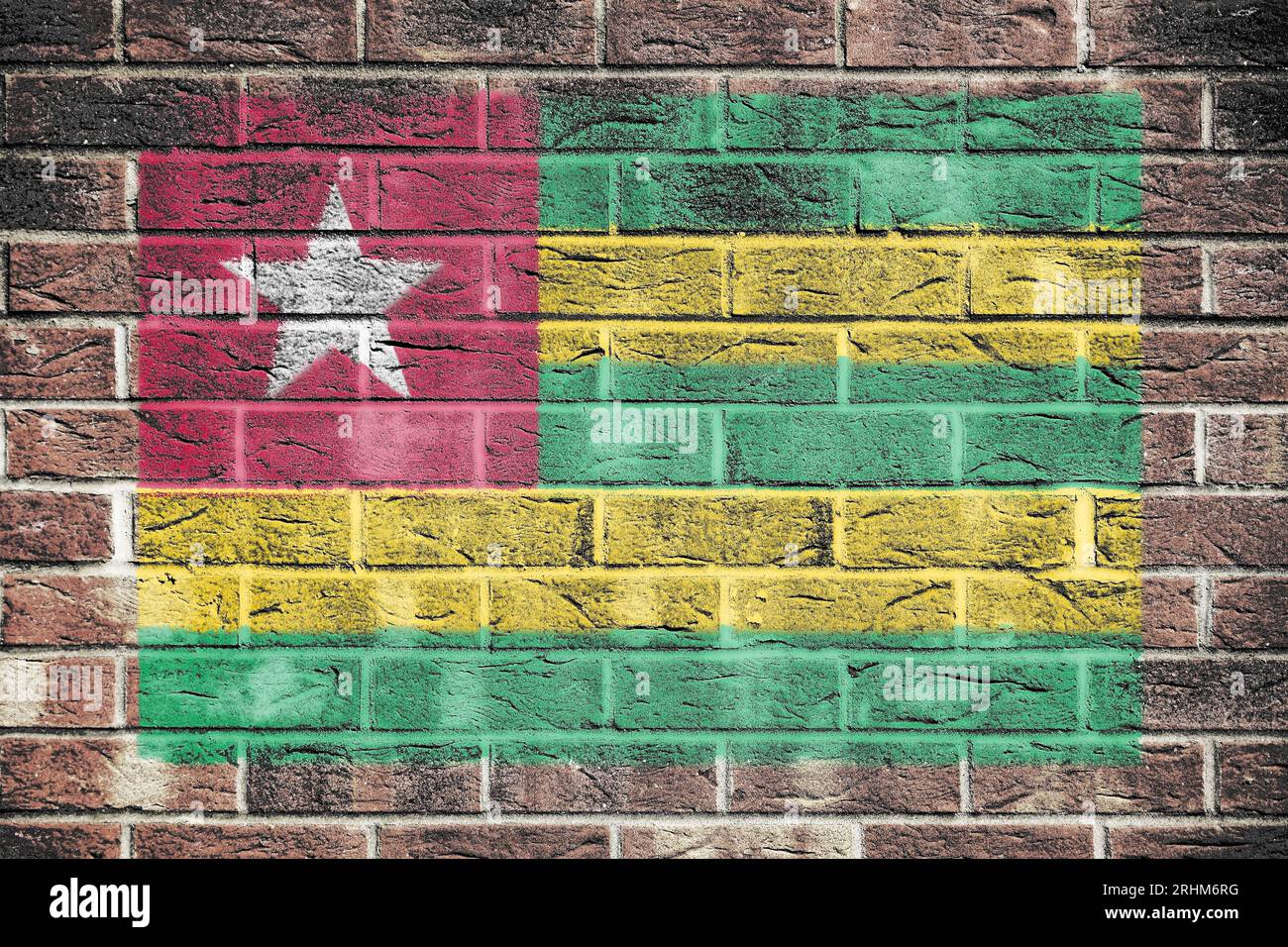 Drapeau Togo sur un fond de mur de briques Banque D'Images