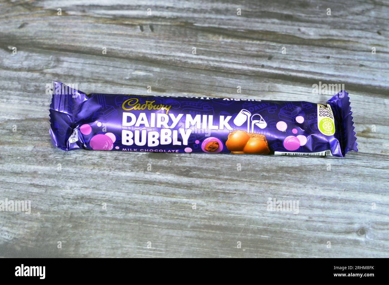 Gizeh, Égypte, juillet 22 2023 : chocolat au lait pétillant au lait de Cadbury avec des bulles de chocolat, Cadbury, anciennement Cadbury's, Cadbury Schweppes, est un Briti Banque D'Images