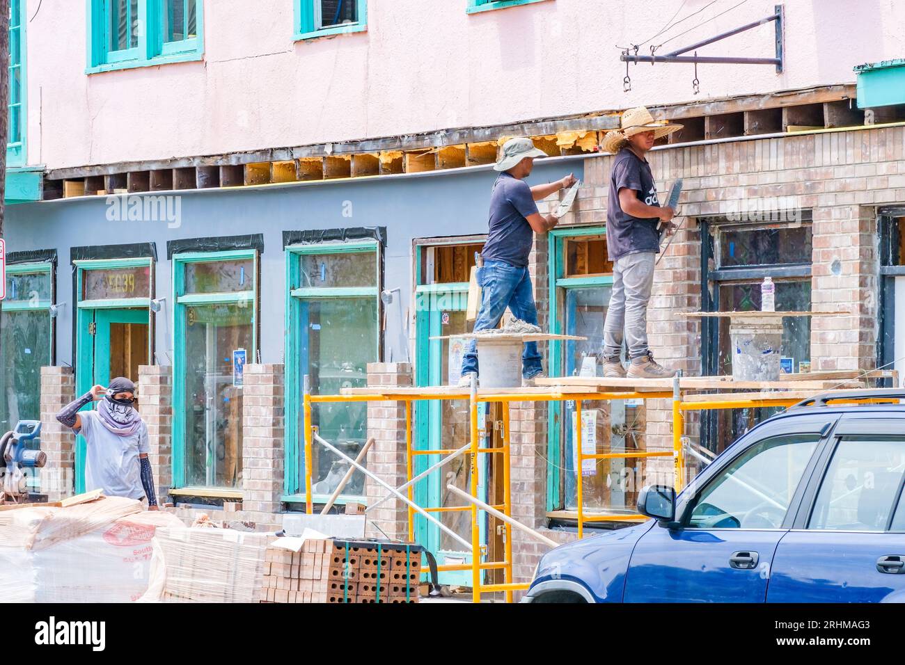 LA NOUVELLE-ORLÉANS, LA, USA - 16 AOÛT 2023 : des ouvriers installent une façade en brique sur un ancien bâtiment commercial sur Freret Street Banque D'Images