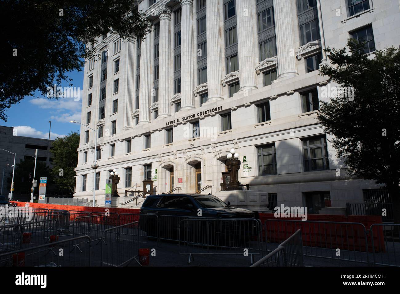 Atlanta, Géorgie. ÉTATS-UNIS. 17 août 2023. Une voiture de police patrouille devant le palais de justice du comté de Fulton. Usage éditorial uniquement. Banque D'Images