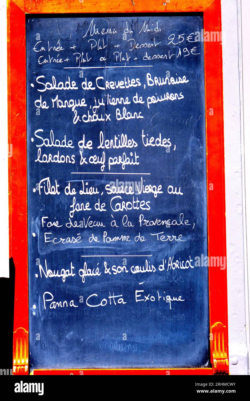 Menu tableau noir devant un restaurant en France Banque D'Images