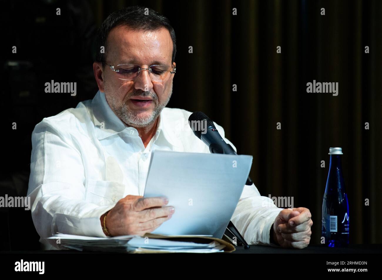 Bogota, Colombie. 17 août 2023. L'ancien chef paramilitaire Carlos Mario Jimenez ALIAS 'Macaco' s'excuse auprès des victimes lors de la réunion pour la vérité et la non-répétition organisée par le gouvernement colombien, à Bogota, Colombie, le 17 août 2023. Photo : CHEPA Beltran/long Visual Press crédit : long Visual Press/Alamy Live News Banque D'Images