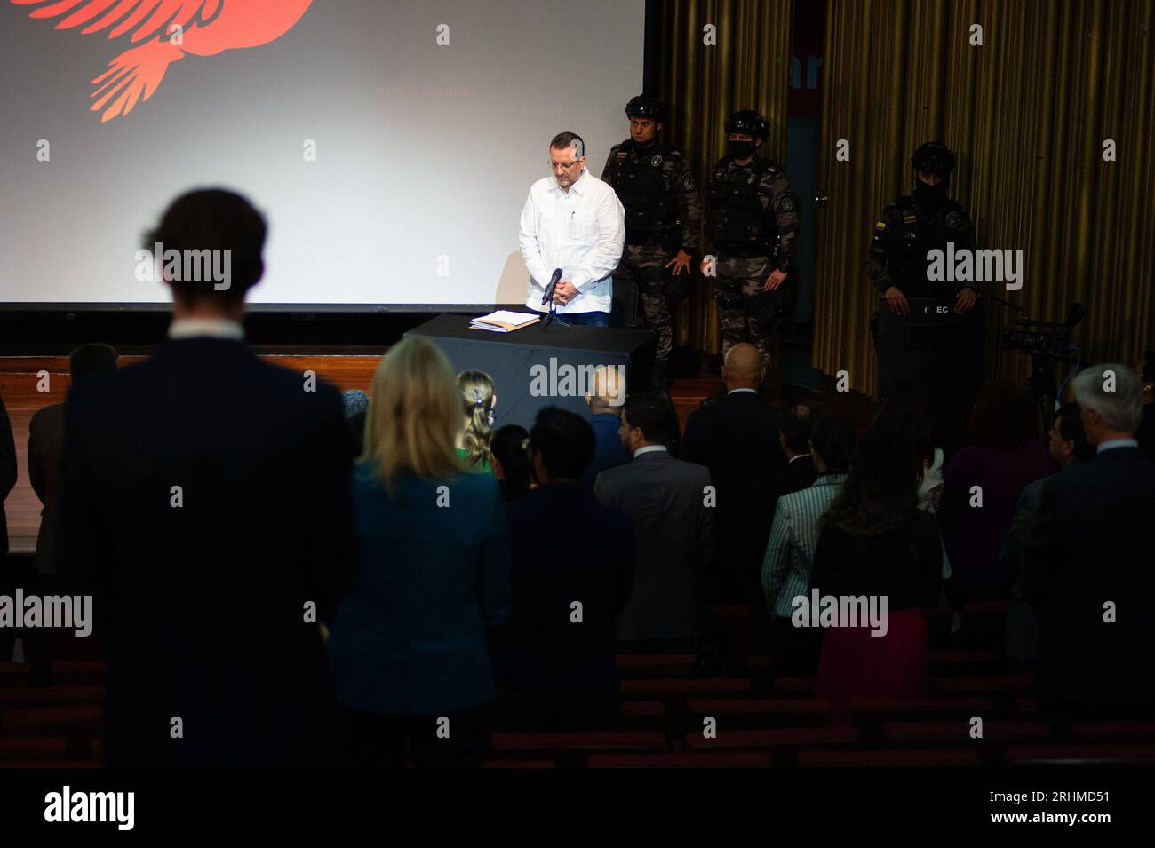 Bogota, Colombie. 17 août 2023. L'ancien chef paramilitaire Carlos Mario Jimenez ALIAS 'Macaco' s'excuse auprès des victimes lors de la réunion pour la vérité et la non-répétition organisée par le gouvernement colombien, à Bogota, Colombie, le 17 août 2023. Photo : CHEPA Beltran/long Visual Press crédit : long Visual Press/Alamy Live News Banque D'Images