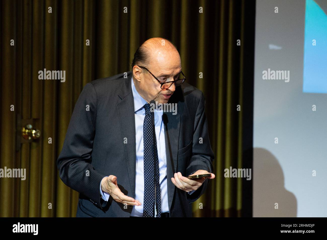 Bogota, Colombie. 17 août 2023. Le ministre colombien des Affaires étrangères Alvaro Leyva Duran prend la parole lors de la réunion pour la vérité et la non-répétition organisée par le gouvernement colombien, à Bogota, en Colombie, le 17 août 2023. Photo : CHEPA Beltran/long Visual Press crédit : long Visual Press/Alamy Live News Banque D'Images