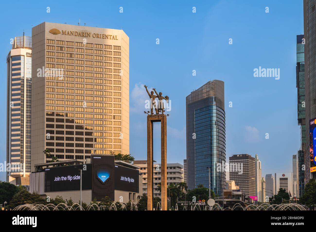 11 juillet 2023 : Monument Selamat Datang situé au rond-point de l'Hôtel Indonesia dans le centre de Jakarta, Indonésie. Il a été achevé en 1962 par le sculpteur Edhi Banque D'Images