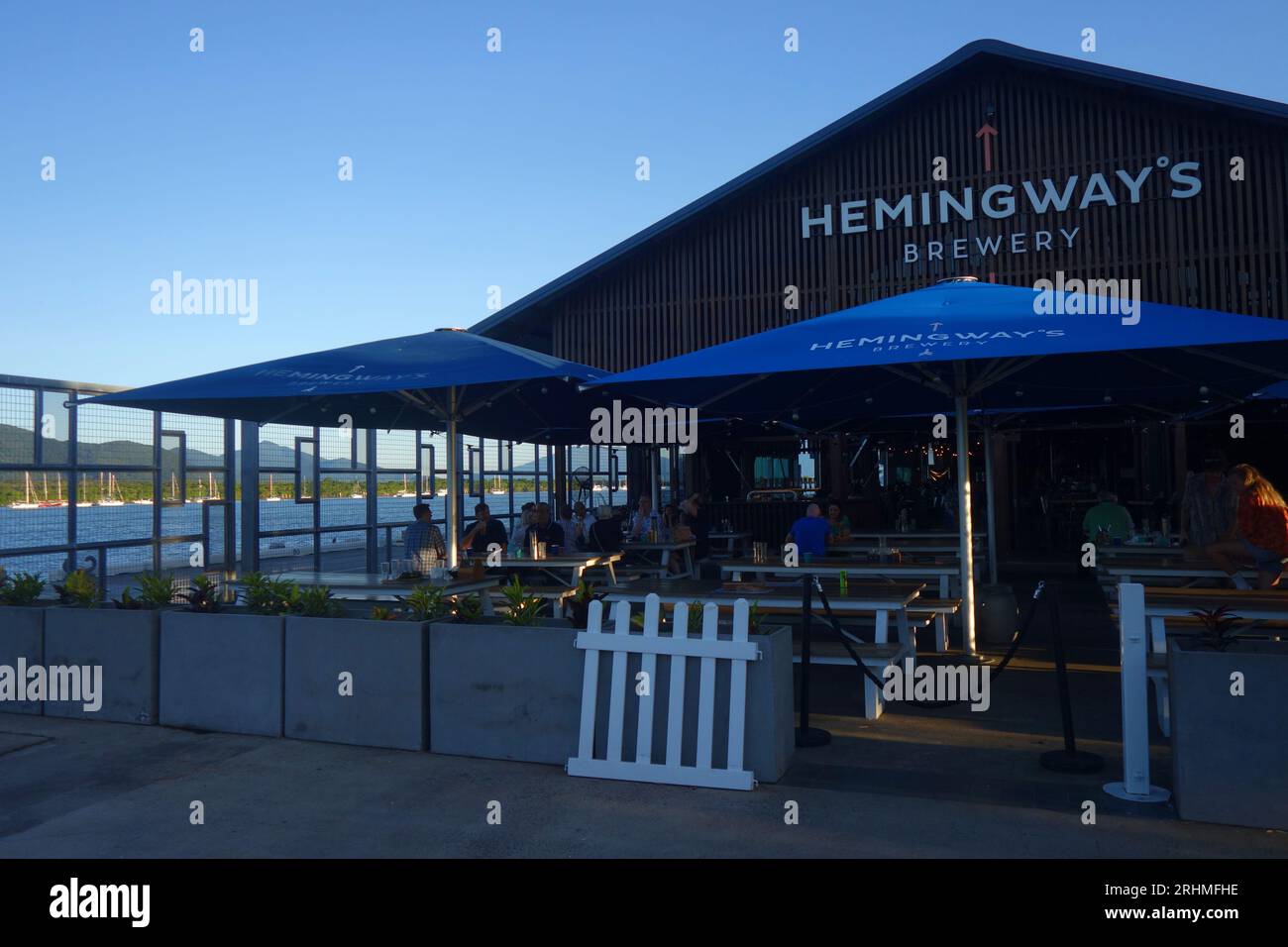 Hemingway’s Brewery avec vue sur la crique dans la soirée, Cairns, Queensland, Australie. Pas de MR ou PR Banque D'Images