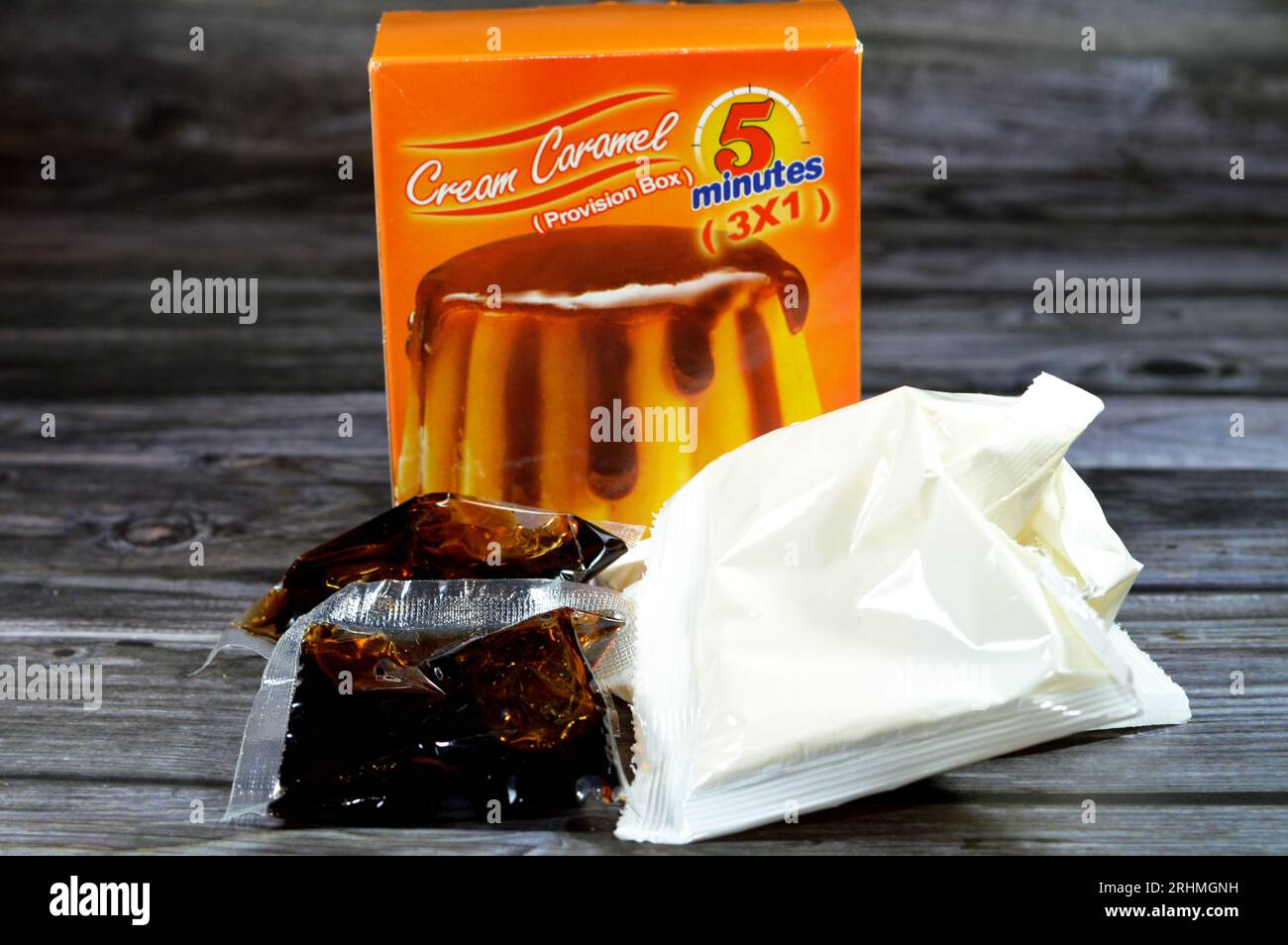 Le Caire, Egypte, juillet 29 2023 : 5 minutes crème caramel, flan, caramel pudding ou crème anglaise est un dessert à la crème anglaise avec une couche de sauce caramel clair, un vari Banque D'Images