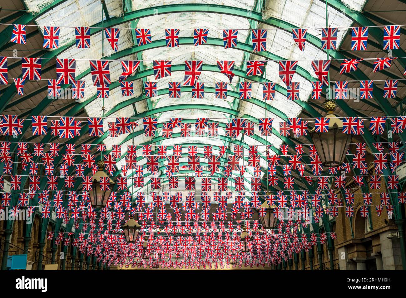 Des milliers de drapeaux britanniques Union Jack Bunting sur un marché populaire de Londres. Les drapeaux britanniques festifs ondulent dans les airs, volant haut montrent fierté et patriotisme. Banque D'Images