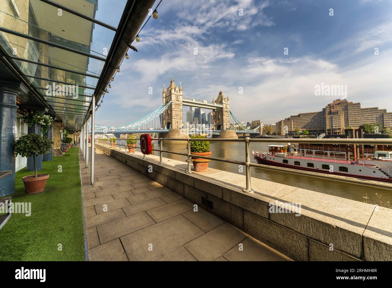 Paysage urbain de Londres avec Tower Bridge et la Tamise. Vue panoramique sur Londres depuis la promenade au bord de la Tamise, bateau d'excursion et personne Banque D'Images