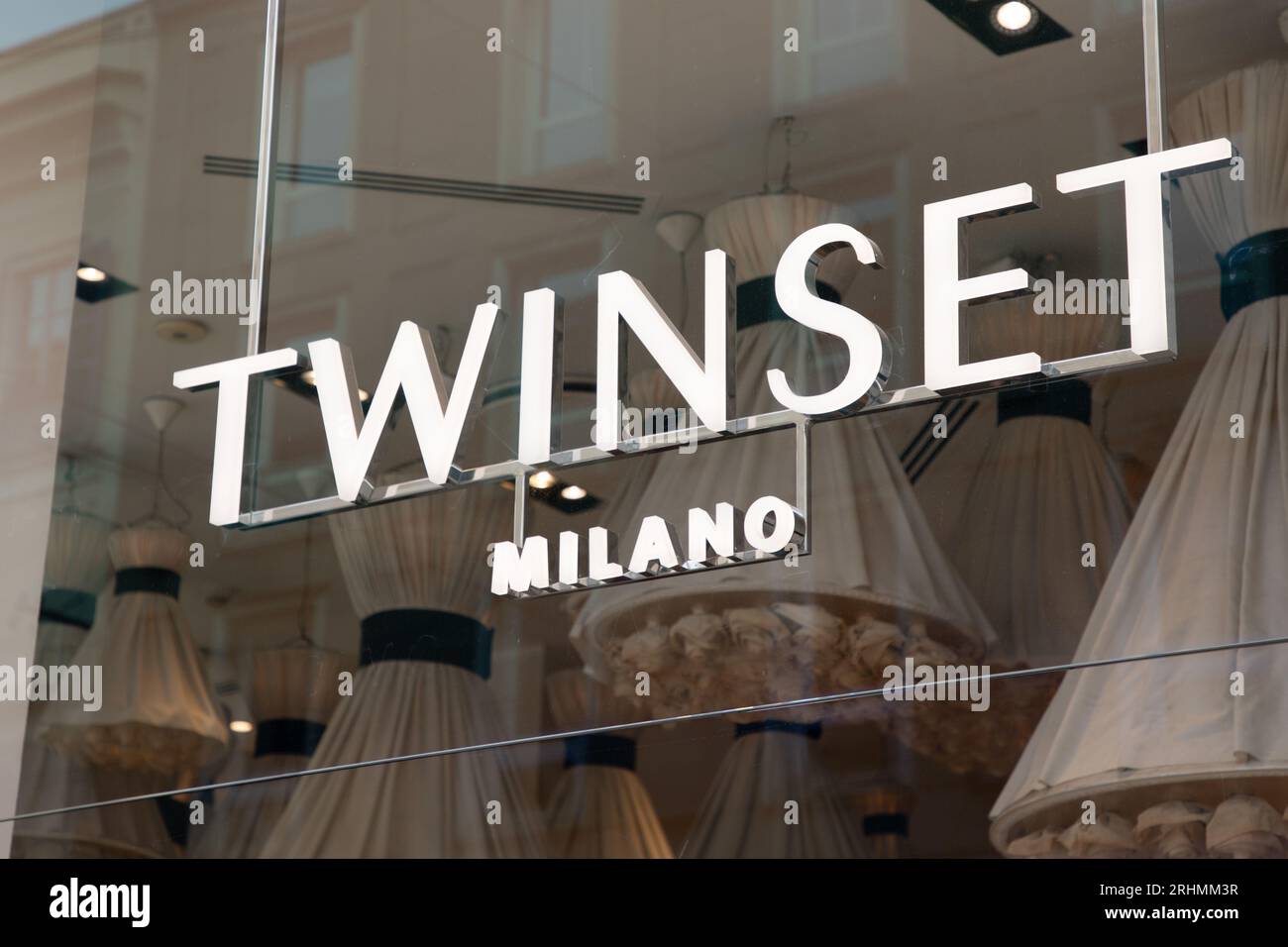 Milan , Italie - 08 07 2023 : marque logo Twinset milano et signe de texte sur la boutique de la chaîne de façade d'entrée de boutique Banque D'Images