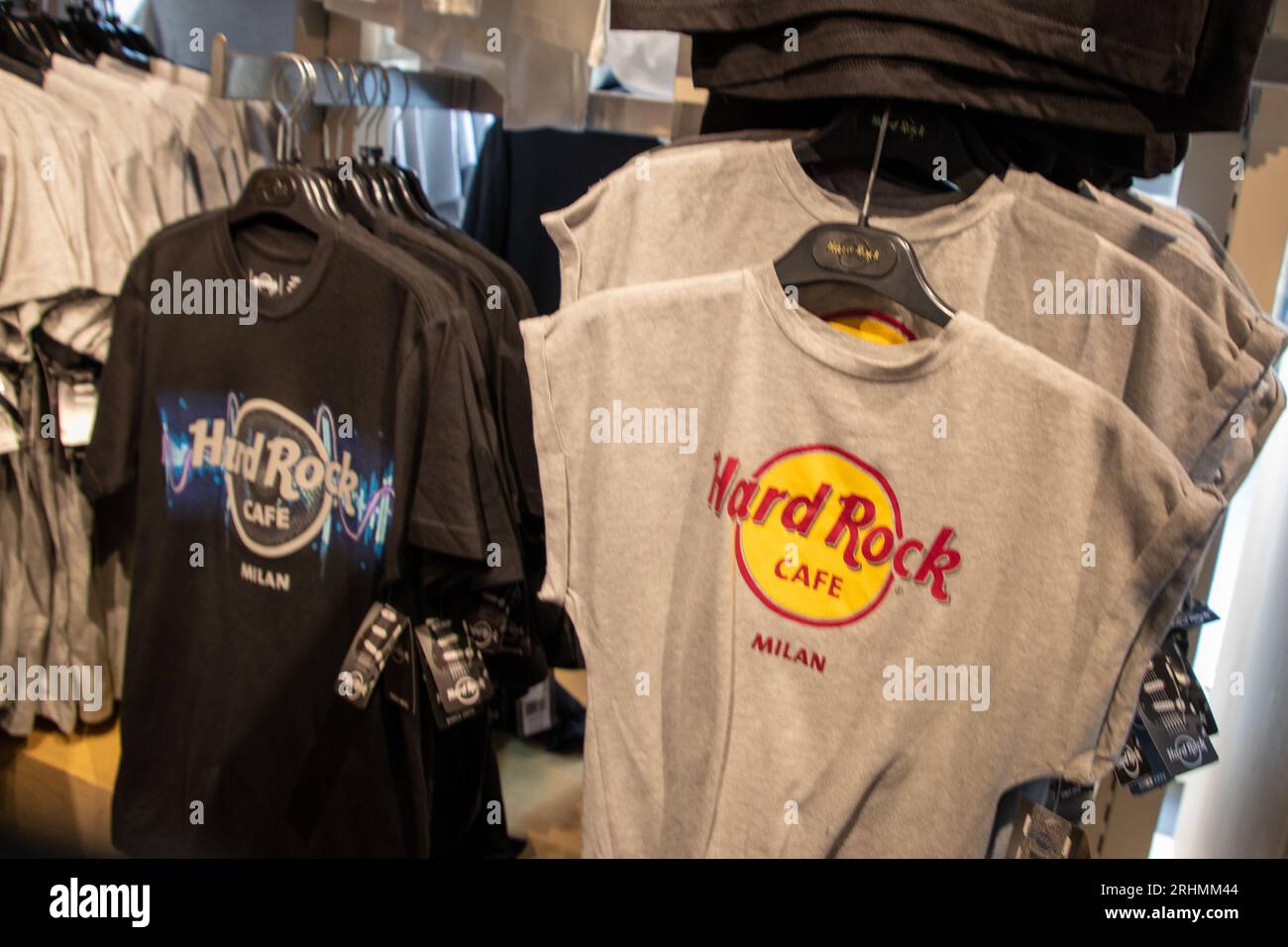 Milan , Italie - 08 07 2023 : Hard Rock Cafe milan logo texte et signe marque sur la chaîne t-shirt sur la chemise de vente dans le café Banque D'Images