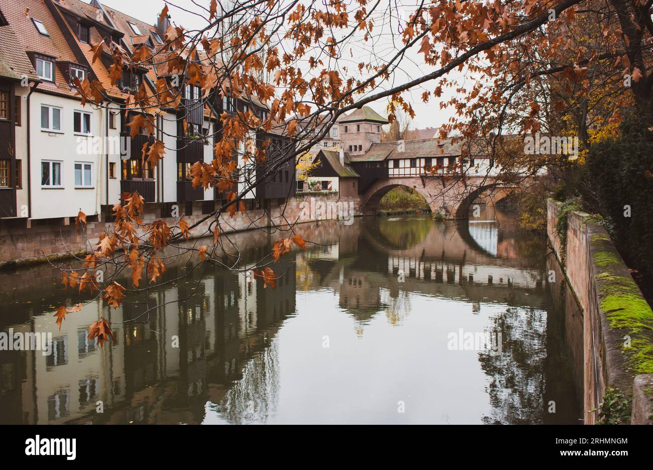 Nuremberg Altstadt point de repère. Maisons médiévales et pont Henkersteg sur la rivière Pegnitz. Vieille ville de Nuremberg, Allemagne. Paysage d'automne dans la vieille ville. Banque D'Images