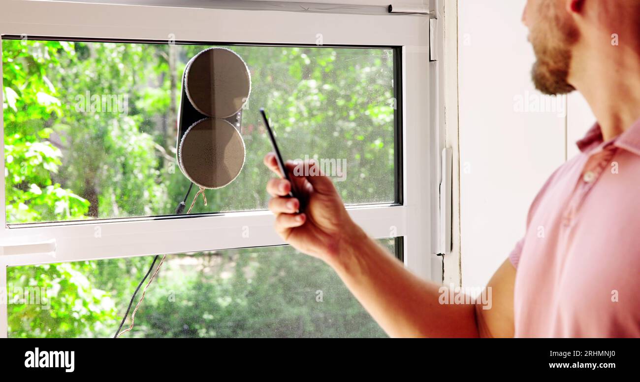 Robot nettoyeur automatique de vitres. Équipement de lavage domestique Banque D'Images