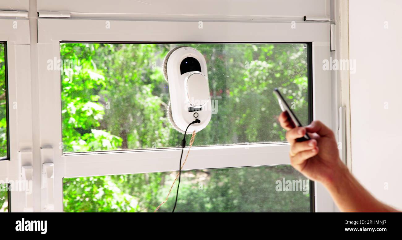 Robot nettoyeur automatique de vitres. Équipement de lavage domestique Banque D'Images