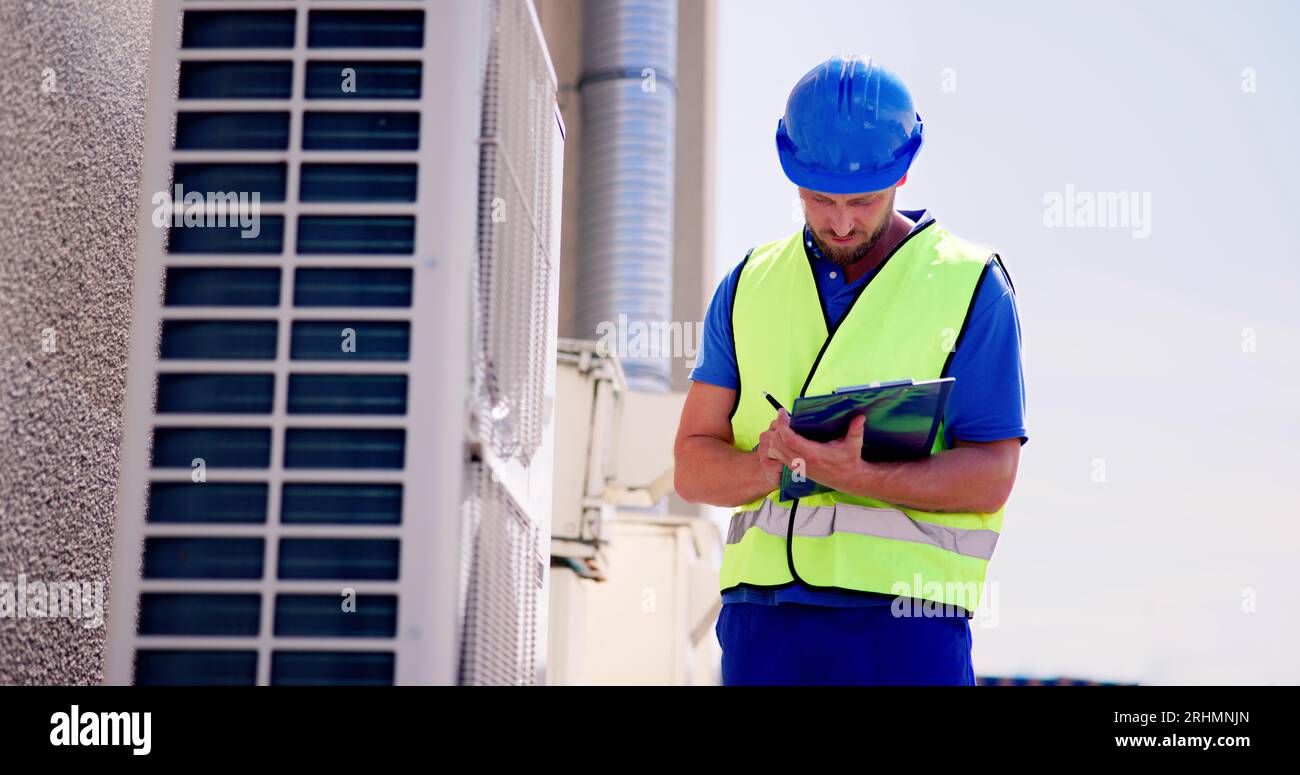 Entretien de la climatisation HVAC. Travailleur de service AC Banque D'Images