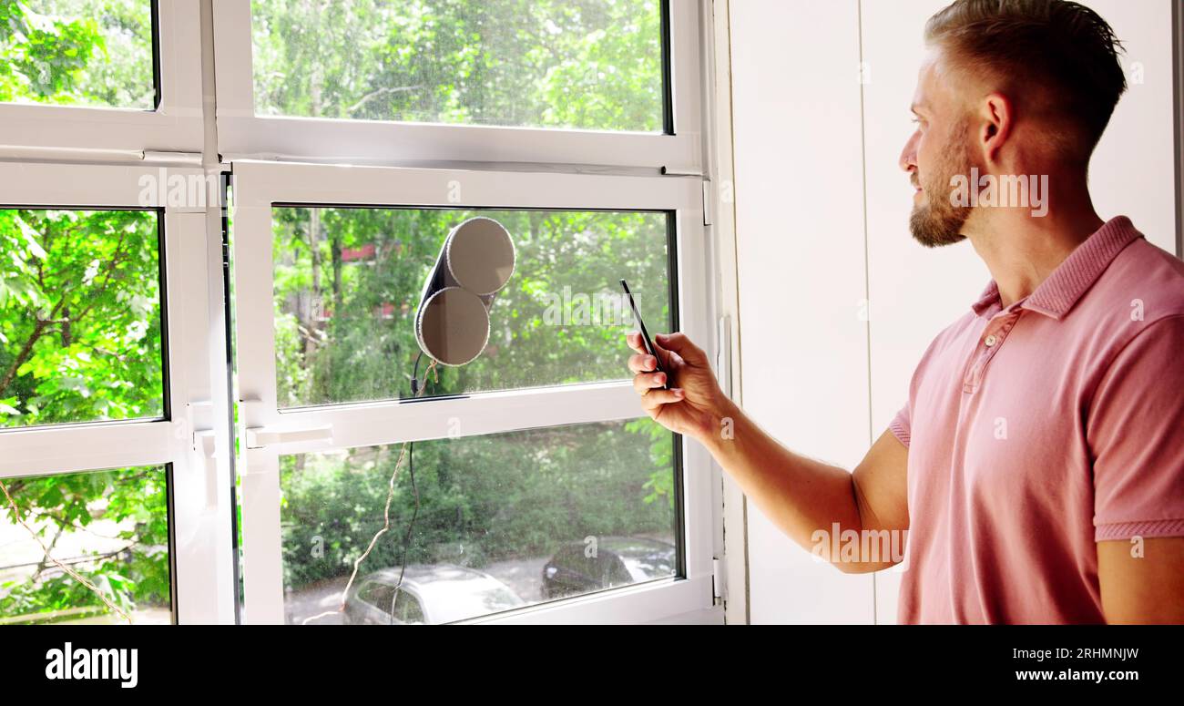 Robot nettoyeur automatique de vitres. Équipement de lavage domestique Banque D'Images