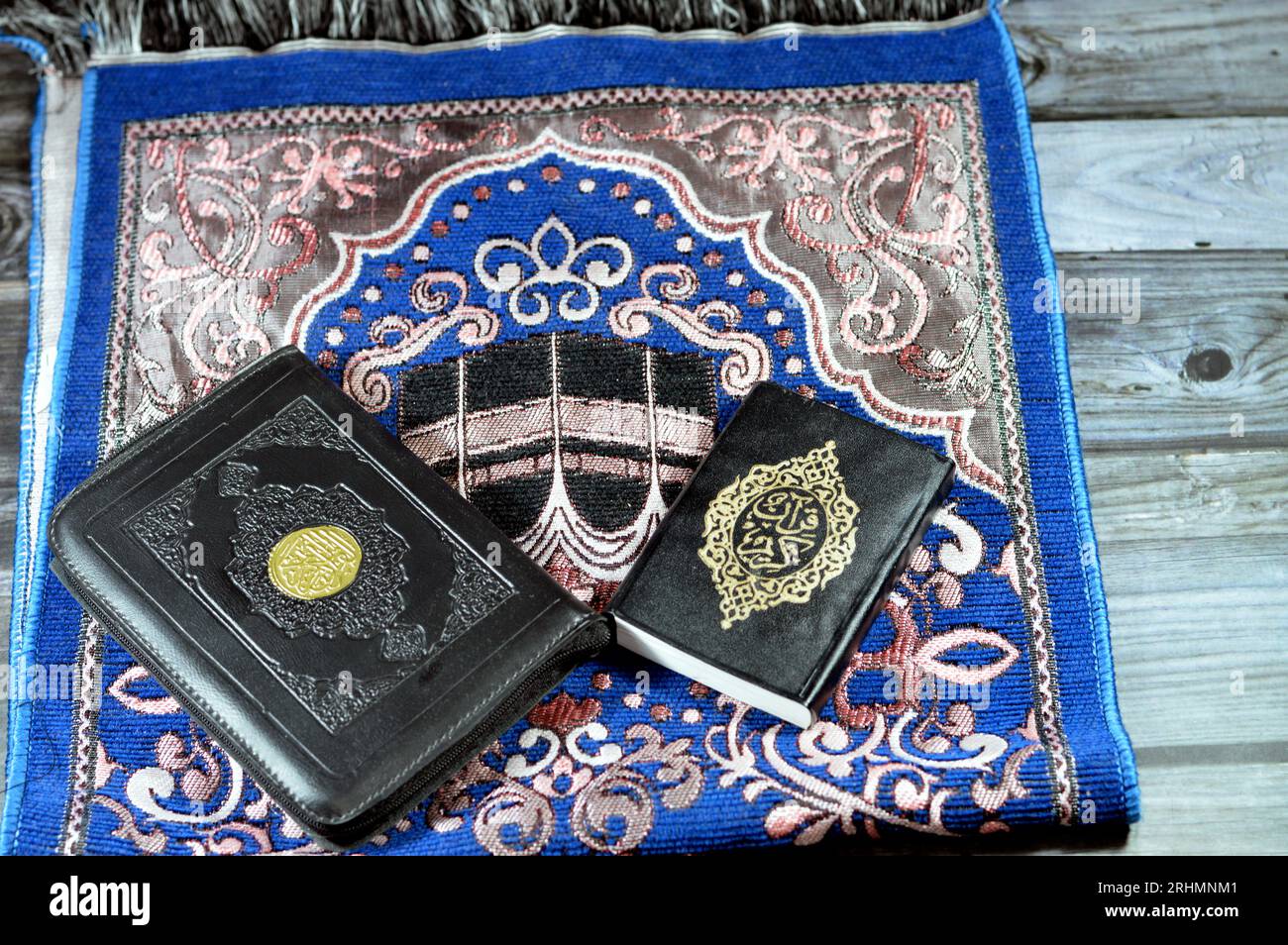 Un tapis de prière et le Noble Coran, tapis de prière est un morceau de tissu, parfois un tapis à poils, utilisé par les musulmans pour les 5 prières quotidiennes, également appelé Janam Banque D'Images