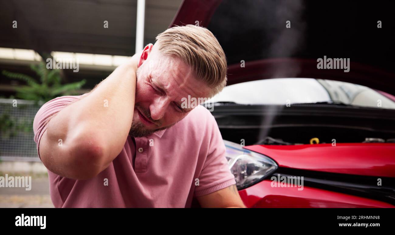 Douleur au cou douleur et stress près de fumer voiture après accident Banque D'Images