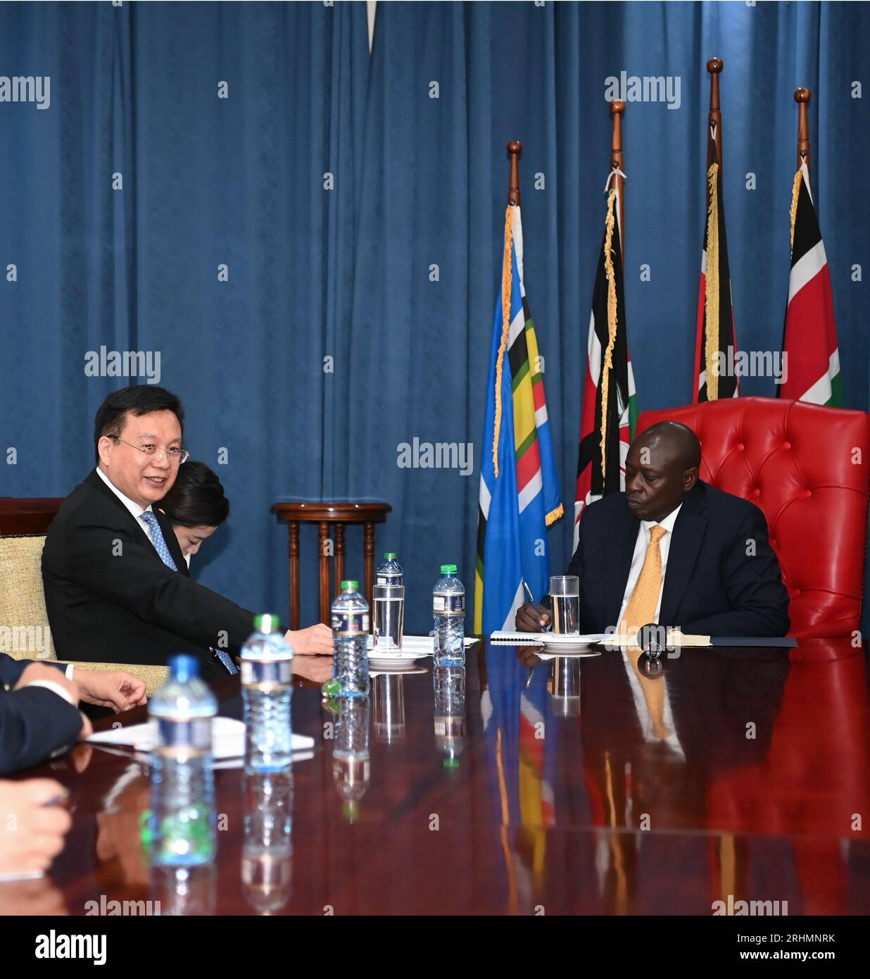 Nairobi, Kenya. 17 août 2023. Rigathi Gachagua, vice-président du Kenya, rencontre Fu Hua, président de l'agence de presse Xinhua, à Nairobi, capitale du Kenya, le 17 août 2023. Crédit : Han Xu/Xinhua/Alamy Live News Banque D'Images