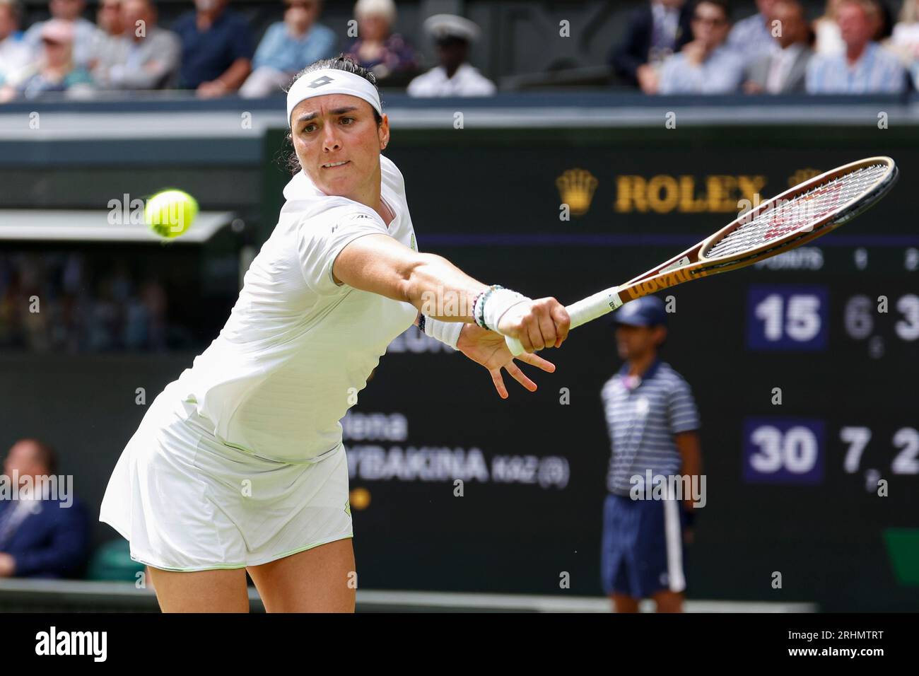 Joueur de tennis ONS Jabeur (TUN) en action aux Championnats de Wimbledon 2023, All England Lawn tennis et Croquet Club, Londres, Angleterre. Banque D'Images