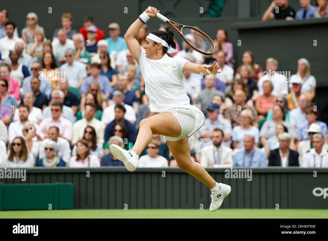 Joueur de tennis ONS Jabeur (TUN) en action aux Championnats de Wimbledon 2023, All England Lawn tennis et Croquet Club, Londres, Angleterre. Banque D'Images