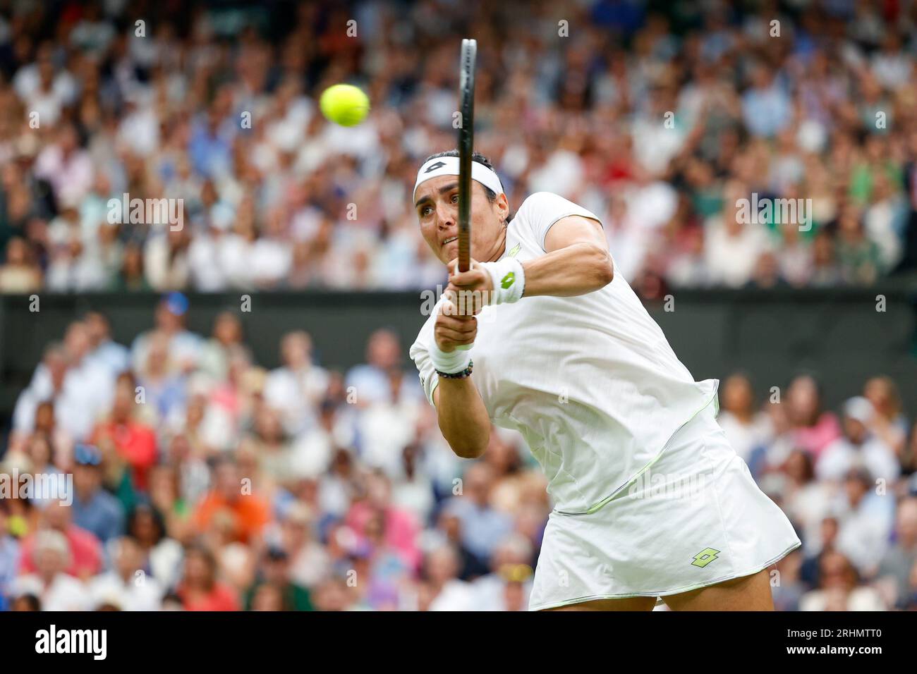 Joueur de tennis ONS Jabeur (TUN) en action aux Championnats de Wimbledon 2023, All England Lawn tennis et Croquet Club, Londres, Angleterre. Banque D'Images